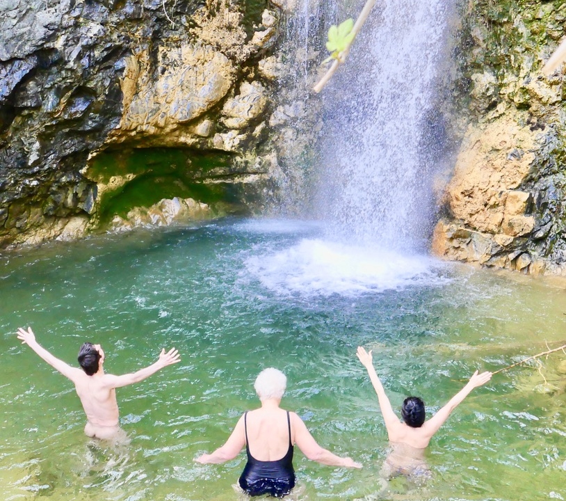 Billede af 3 badende i vandfald ved Molino Del Rey, Spanien. Klik på billedet for at booke det internationale uddannelseskursus i november 2025